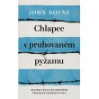 Chlapec v pruhovaném pyžamu