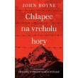 Chlapec na vrcholu hory